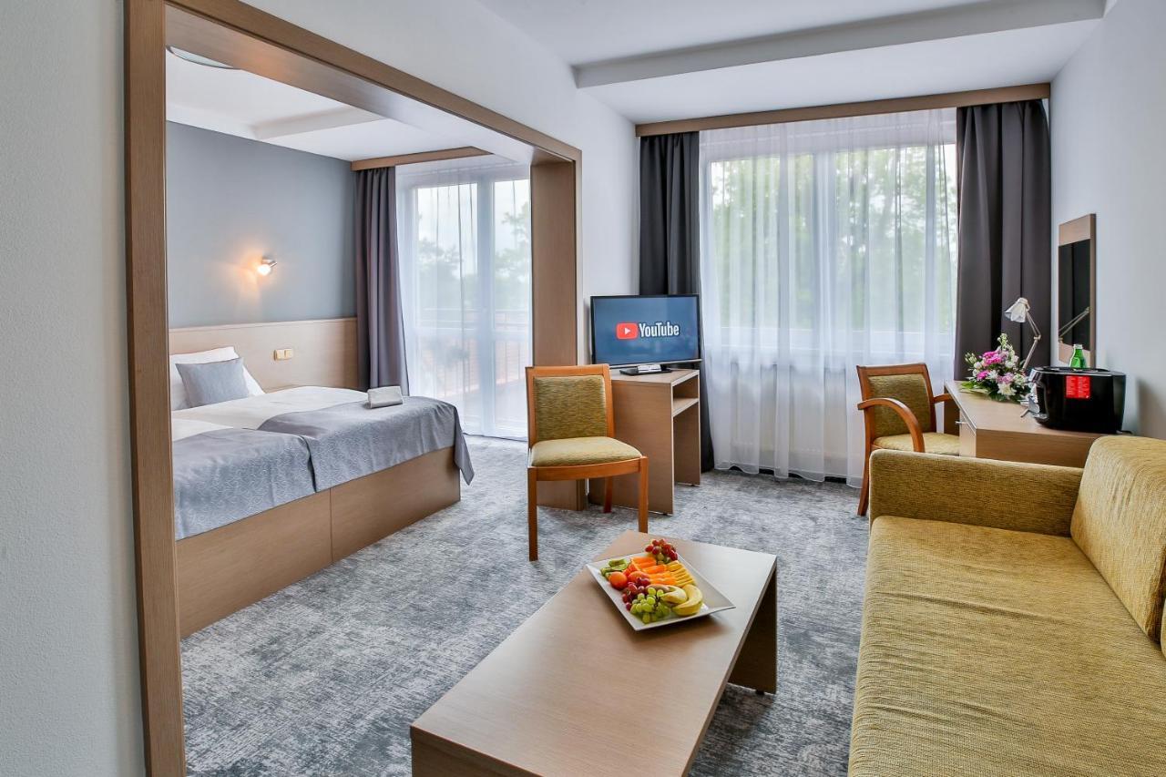 Lh Parkhotel Hluboka Nad Vltavou Congress & Wellness Exterior foto