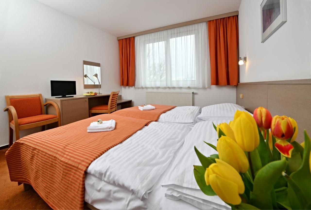 Lh Parkhotel Hluboka Nad Vltavou Congress & Wellness Exterior foto