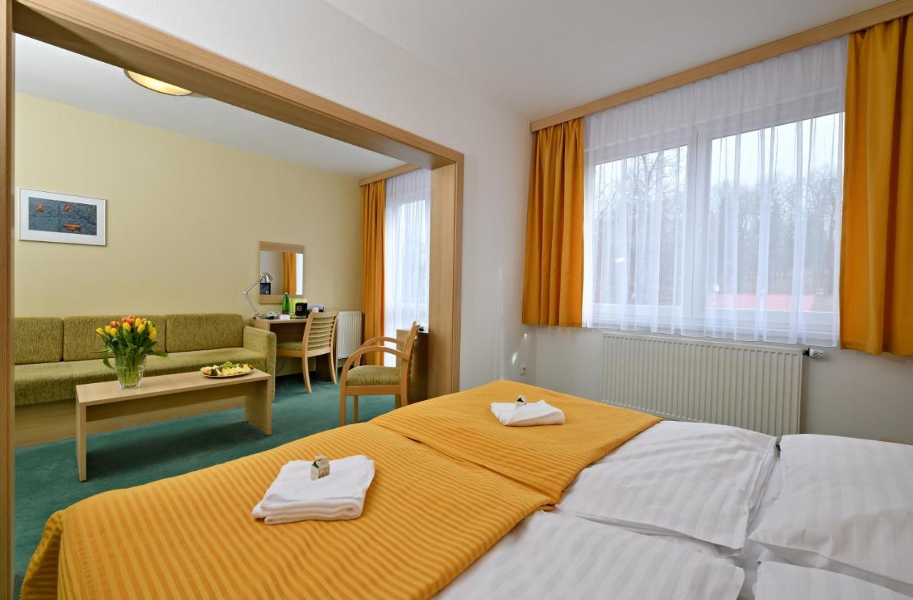 Lh Parkhotel Hluboka Nad Vltavou Congress & Wellness Exterior foto