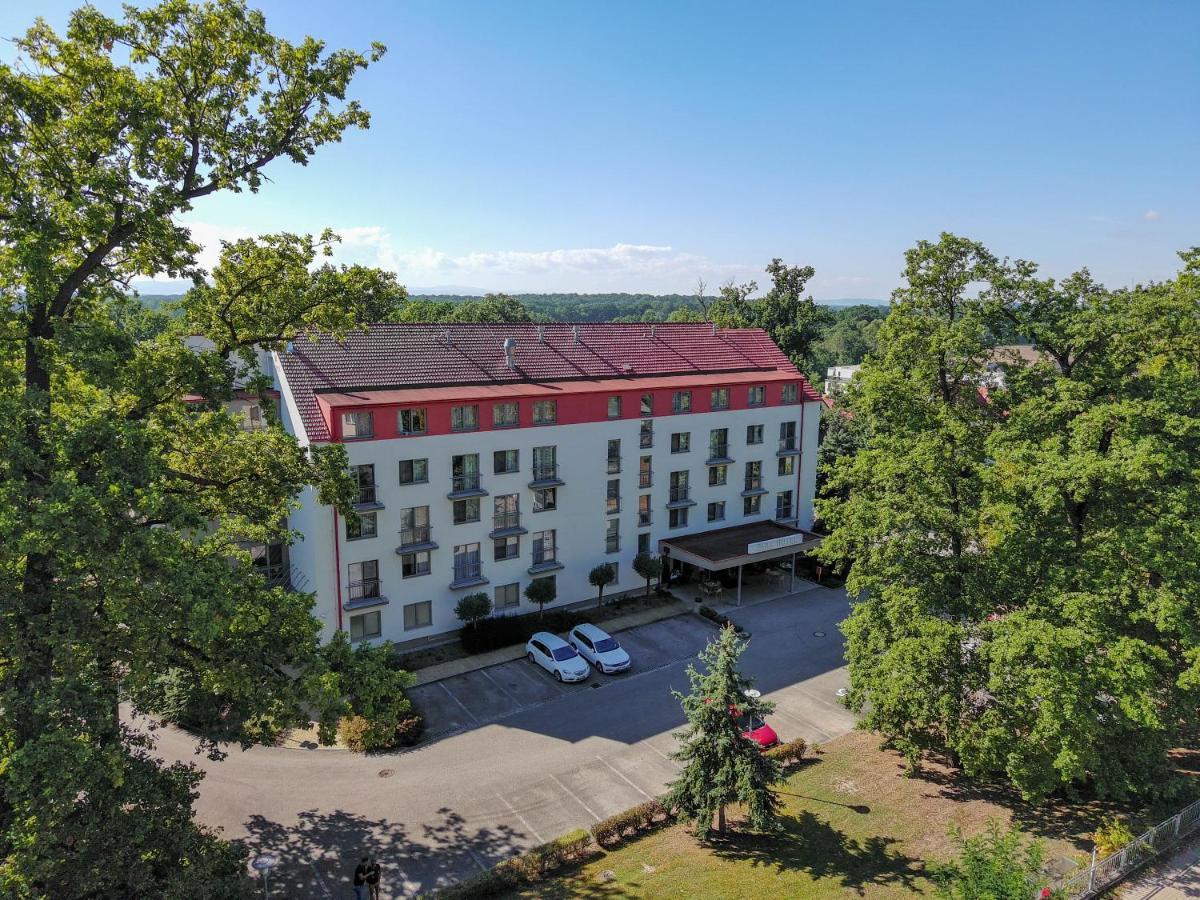 Lh Parkhotel Hluboka Nad Vltavou Congress & Wellness Exterior foto