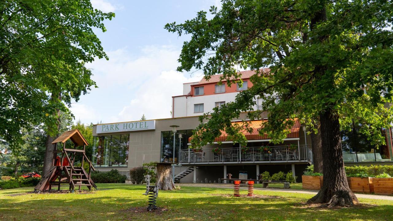 Lh Parkhotel Hluboka Nad Vltavou Congress & Wellness Exterior foto